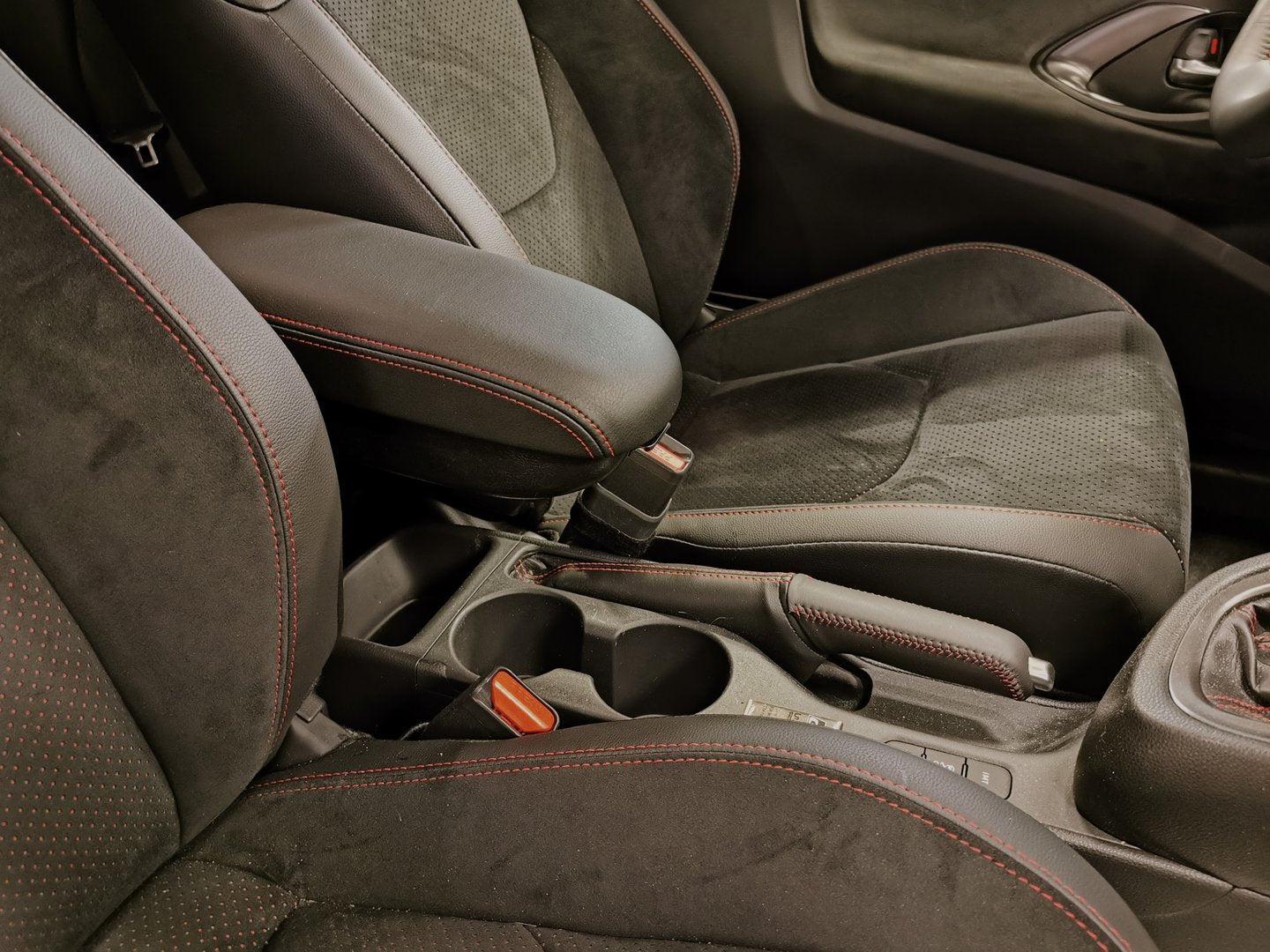Center armrest GR Yaris