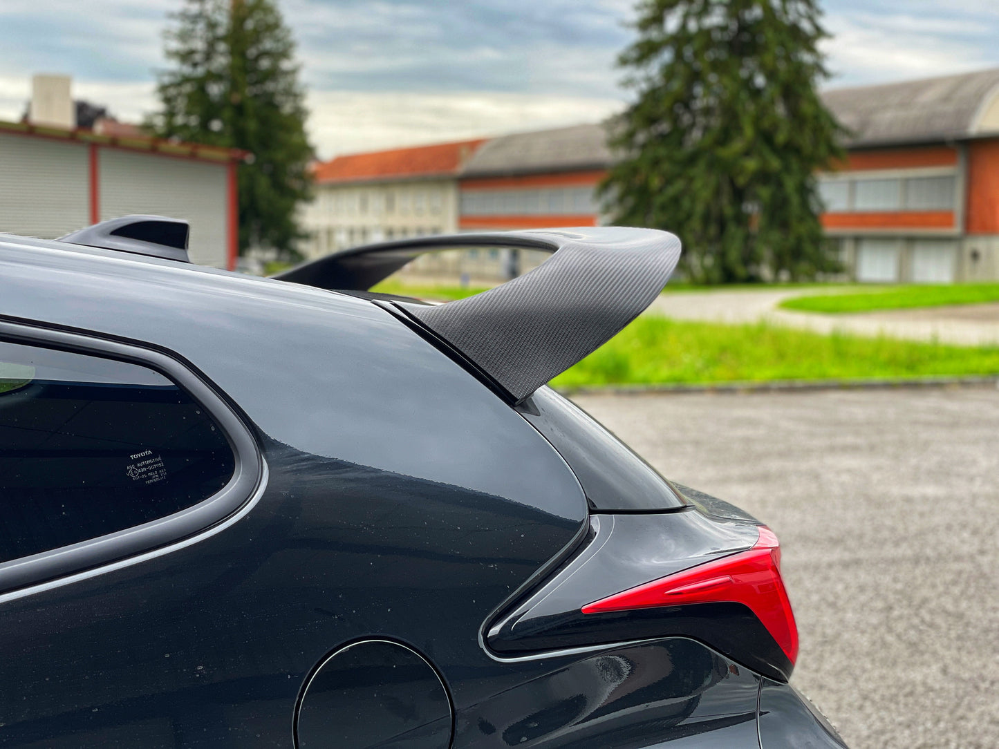 MT carbon rear wing